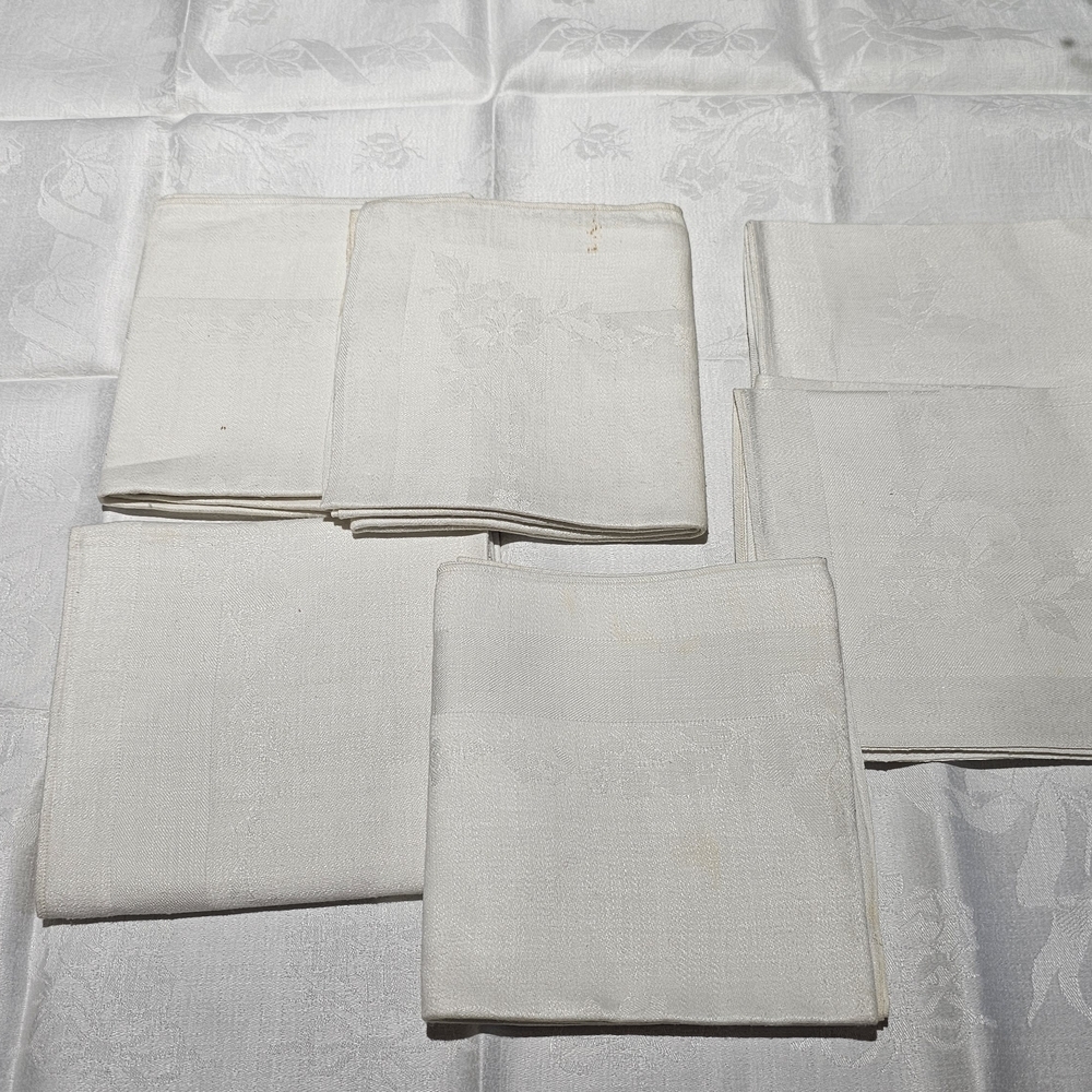 Elegant White Cloth Napkins - Picture 4 of 4